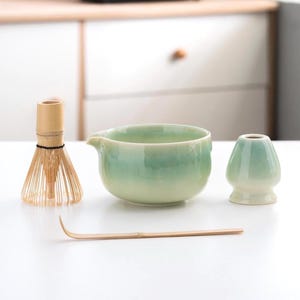 Zestaw do parzenia matchy w zielonej glazurze z jadeitową ceramiczną miseczką do matchy | Japońskie przybory do parzenia herbaty do uważnych rytuałów | Zestaw upominkowy Gradient Matcha 450 ml