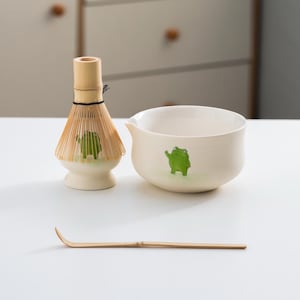Hand-painted Green Frog Ceramic Matcha Bowl with Bamboo Whisk and Chasen Holder Beige Matcha Whisk Set 450ml