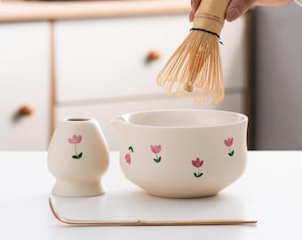 Handgeschilderde bloem keramische matchakom met bamboegarde en houder Beige matchakom set handgemaakte Chawan 450 ml