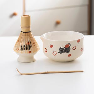 手描き黒猫陶器抹茶碗 竹製泡立て器と茶筅ホルダー付き ベージュ抹茶碗セット 手作り茶碗 450ml
