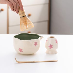 桜模様の陶器製抹茶碗、竹製茶筅、茶筅立て付き白抹茶茶道セット 500ml