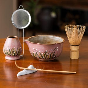 Handbemalte Blumen Keramik Matcha Schüssel mit Bambus Schneebesen und Chasen Halter Vintage Matcha Schüssel Set Japanische Chawan Matcha Geschenkset 320ml
