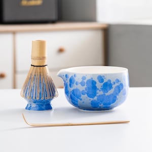 Keramik Matcha Schneebesen Set mit Bambus Schneebesen und Chasen Halter Japanische Teezeremonie Blaue Blume Matcha Kit 450ml