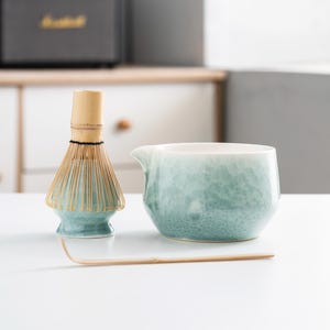 Hellblaue Keramik Matcha Schüssel mit Bambus Schneebesen und Chasen Halter Weißes Matcha Teezeremonie Set 550ml