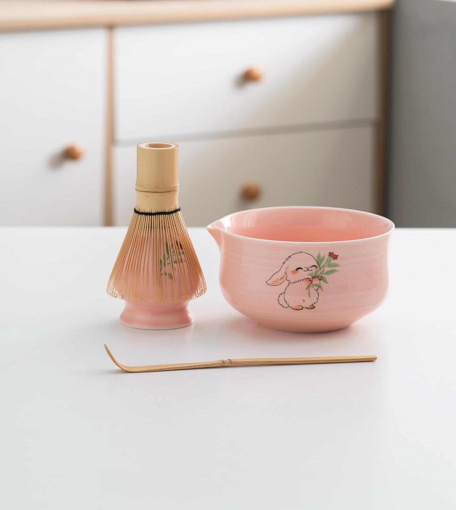 手描きのピンクのかわいいウサギの陶器製抹茶碗、竹製の茶筅と茶筅