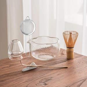 Matcha skålset i kronbladsformad hamrad glas Chawan bambuvisp