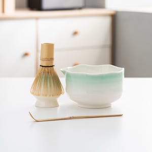 Minimalist Flower Style Ceramic Matcha Bowl with Bamboo Whisk and Chasen Holder White Matcha Tea Ceremony Set 480ml