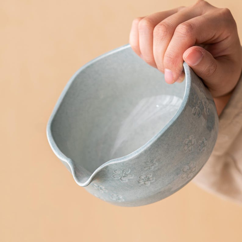 Juego de té matcha artesanal con relieve de flor de cerezo, kit de té japonés de cerámica azul claro con colador, tamizador y cuchara, regalo elegante para amantes del té. imagen 5