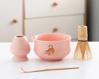 Handmålad orange katt i keramisk matchaskål med bambuvisp och chasenhållare, rosa matcha-teceremoniset, 450 ml