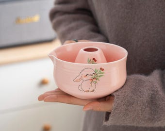 手描きのピンクのかわいいウサギの陶器製抹茶碗、竹製の茶筅と茶筅