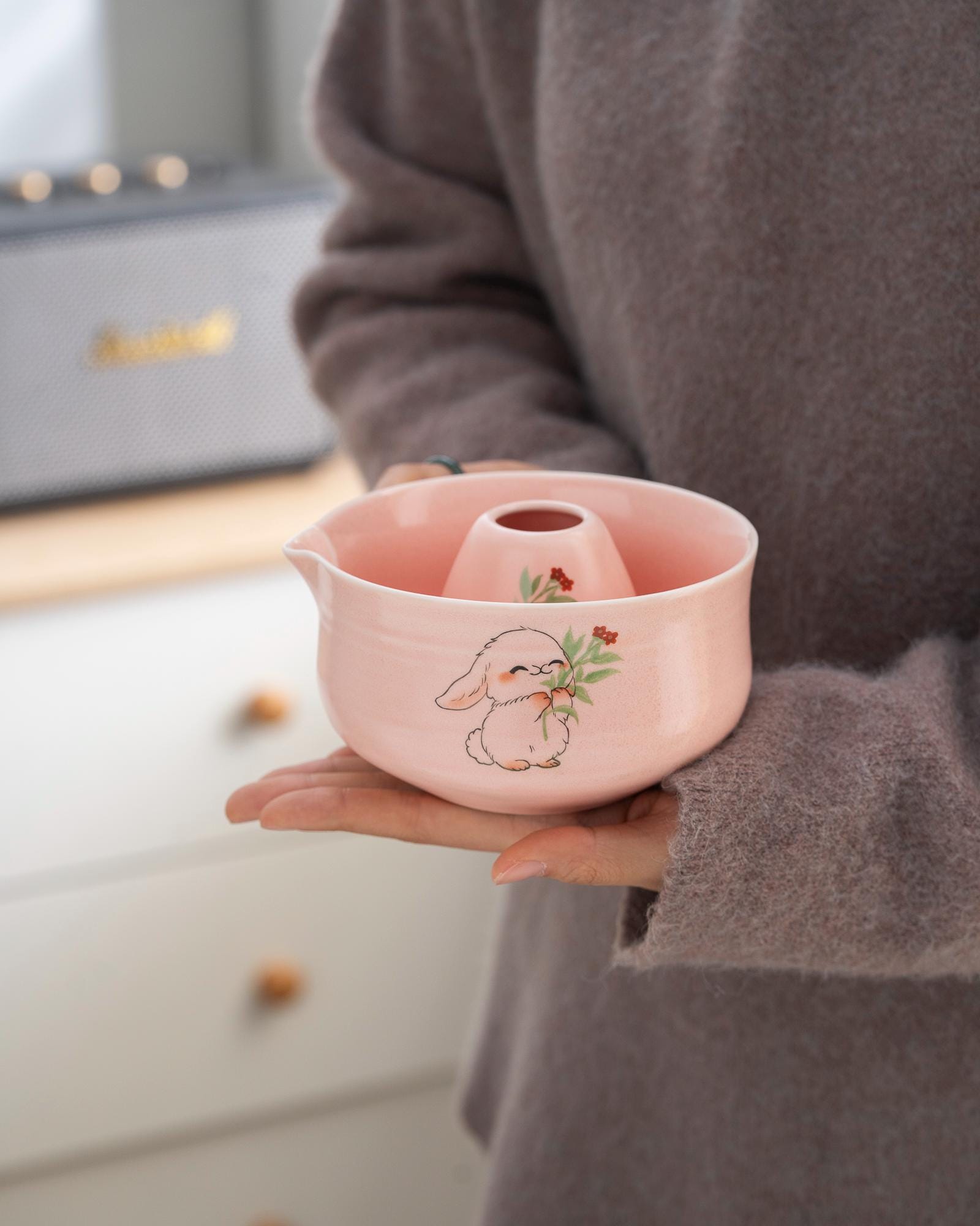 手描きのピンクのかわいいウサギの陶器製抹茶碗、竹製の茶筅と茶筅