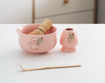 手描きのピンクのかわいいウサギの陶器製抹茶碗、竹製の茶筅と茶筅