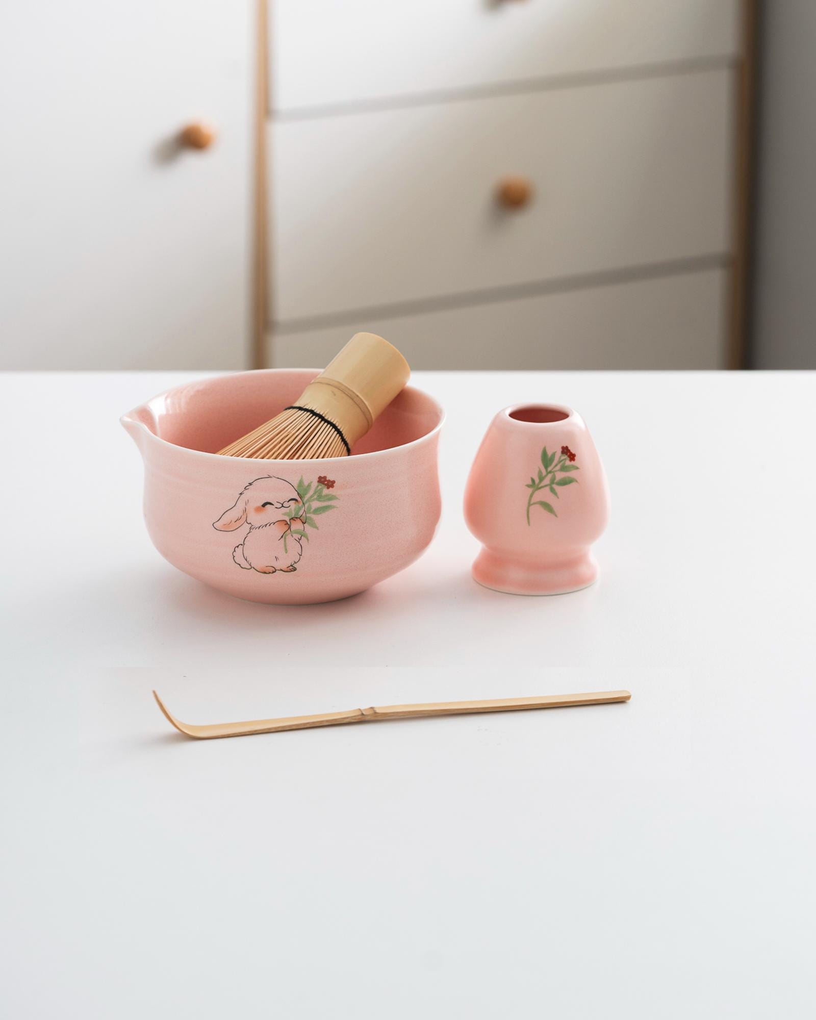 【美品】ウサギの茶碗と茶筅のセット 茶道具 手描きのピンクのかわいいウサギの陶器製抹茶碗、竹製の茶筅と茶筅