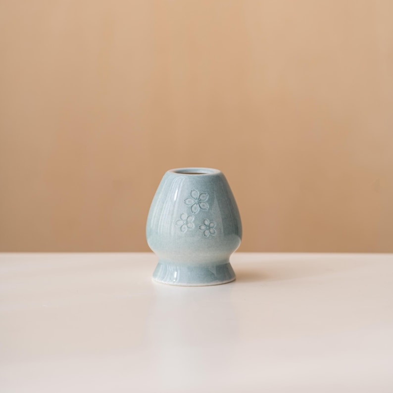 Juego de té matcha artesanal con relieve de flor de cerezo, kit de té japonés de cerámica azul claro con colador, tamizador y cuchara, regalo elegante para amantes del té. Only holder