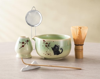 Set di ciotole per matcha in ceramica con gatto nero e fiore di prugna, verde salvia e frusta in bambù