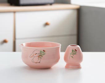 手描きのピンクのかわいいウサギの陶器製抹茶碗、竹製の茶筅と茶筅