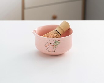 【美品】ウサギの茶碗と茶筅のセット 茶道具 手描きのピンクのかわいいウサギの陶器製抹茶碗、竹製の茶筅と茶筅