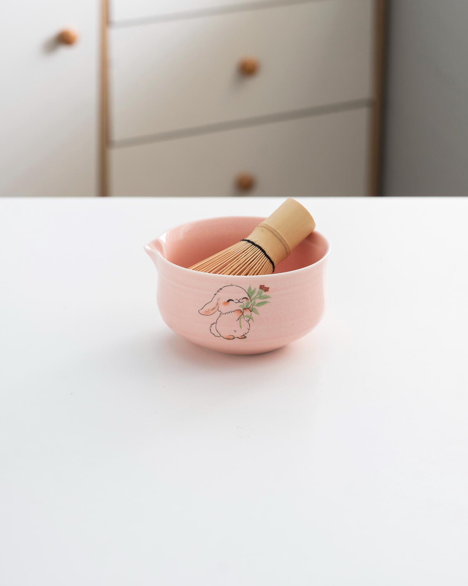 手描きのピンクのかわいいウサギの陶器製抹茶碗、竹製の茶筅と茶筅