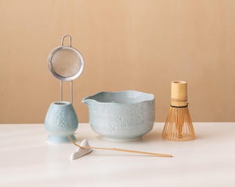 Ensemble de bols à matcha bleu clair Sakura faits main - Kit katakuchi pour la cérémonie du thé japonaise