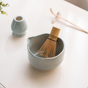 Juego de té matcha artesanal con relieve de flor de cerezo, kit de té japonés de cerámica azul claro con colador, tamizador y cuchara, regalo elegante para amantes del té. imagen 4