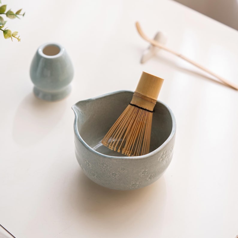 Juego de té matcha artesanal con relieve de flor de cerezo, kit de té japonés de cerámica azul claro con colador, tamizador y cuchara, regalo elegante para amantes del té. imagen 4