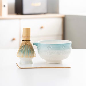 Minimalistische Sakura Keramik Matcha Schale mit Bambus Schneebesen und Chasen Halter Weiß Matcha Blue Ocean Farbverlauf Matcha Set Geschenk für Sie 420ml