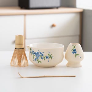Handmålad Blue Blossom Keramik Matcha Skål med Bambuvisp och Chasen Hållare Beige Matcha Te Ceremony Set 450ml