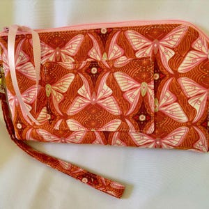 Cartera de muñeca Yarrow, pequeña billetera que se adapta a teléfonos de varios tamaños, mide 9" x 5" x 1", bolsillo interior con cremallera y dos ranuras para tarjetas