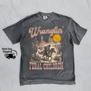 Retro Wranglin' Feral Children Raccoon 90-tals Western Graphic T-shirt, Vintage Western Raccoon Dessert T-shirt, Cool tonårspresent, Presentt-T-shirt för kvinnor
