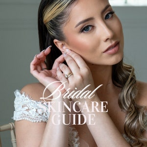 Op de afbeelding: Een vrouw in een witte kanten jurk met de tekst "Bridal Skincare Guide" en "MARI DI MUA Beauty Studio" op de afbeelding.