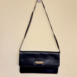 Dunkelblaue Umhängetasche mit Klappenverschluss und goldfarbener Hardware von Erik For Holiner