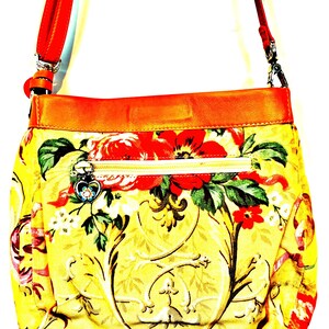 以下が含まれることがあります： クリーム、ライトグレー、ダークグレーの3色の、つや消し仕上げの陶器製マグカップのセット。各マグカップはシンプルでミニマルなデザインで、コーヒーや紅茶に最適です。