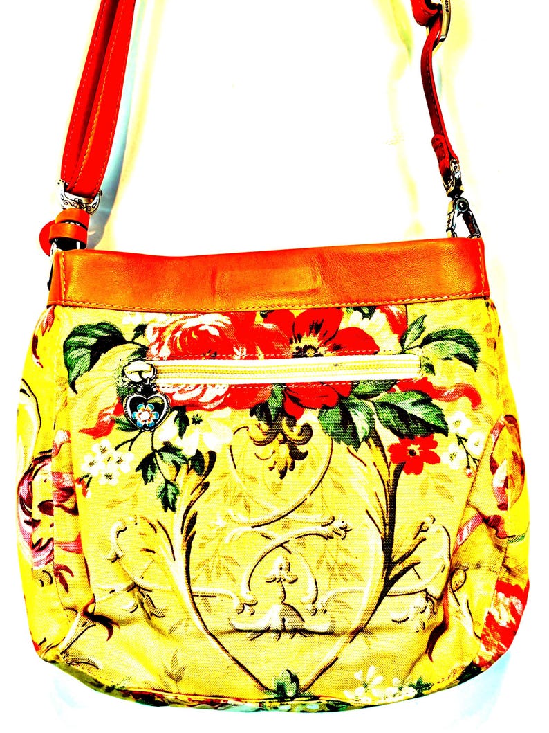 以下が含まれることがあります： クリーム、ライトグレー、ダークグレーの3色の、つや消し仕上げの陶器製マグカップのセット。各マグカップはシンプルでミニマルなデザインで、コーヒーや紅茶に最適です。