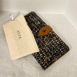 Cartera de cuero y tela estampada en negro y tostado de NWT AFAR con compartimento con cremallera