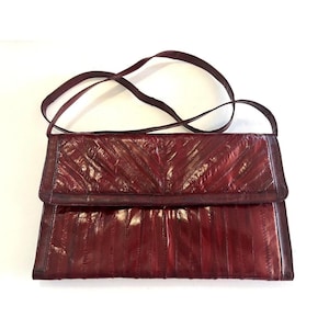 Bolso de mano vintage clásico de piel de anguila en color burdeos con correa para el hombro