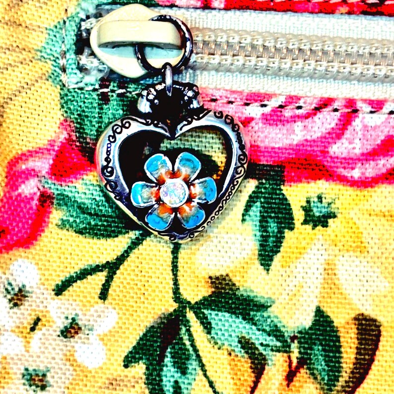 以下が含まれることがあります： つや消し仕上げの、斑点模様のセラミックマグカップ3個セット。マグカップはクリーム色、ライトグレー、ダークグレーの3色です。各マグカップはシンプルでミニマリストなデザインで、丸みを帯びたハンドルが付いています。マグカップは積み重ねられています。