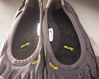 Men's Vibram FiveFingers Gray CLASSIC ECO 23 Slip On Size 10.5 Water Shoes