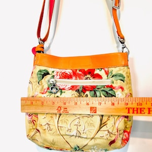 以下が含まれることがあります： 白いセラミックマグカップ、黒いハンドル、手書き風の「But First, Coffee」の文字。マグカップは白い面に置かれています。マグカップの高さは約10cmです。