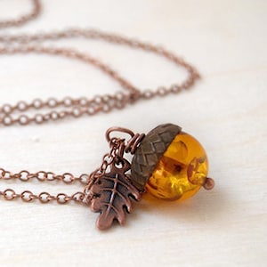 Collier gland orange et cuivre | Conception mignonne de charme d'automne d'automne | Pendentif pierre gemme lucite | Cadeau de Noël Woodland Cottagecore | Bijoux naturels