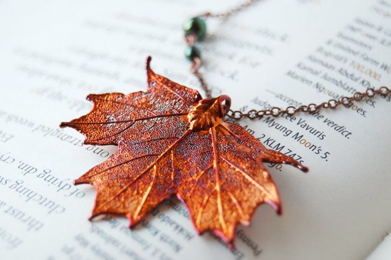 A real fallen maple leaf coated in copper through electroforming — 2,927 favorites don't lie, this is the platonic ideal of nature-preserved wearable craft.