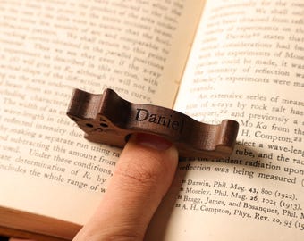 Personalized  Wooden Book Page Holder,Book Accessories,Cute Kitten Book Page Holder,Birthday Gift, Book Lover Gift,Wooden Thumb Page Holder