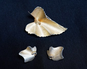 CORO Vintage Gold Metal Brooch and Clip-On Earrings in Textured Leaf Motif