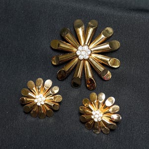 CORO Lovely Vintage Stylized Gold Metal Flower Brooch and Screw-Post Earrings Set with Clear Rhinestone Accents