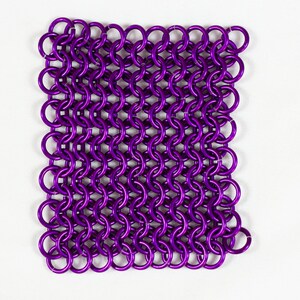 Puede incluir: Un cuadrado de cota de malla p&uacute;rpura hecho de peque&ntilde;os anillos de metal.