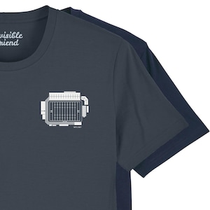 Può includere: Due magliette blu navy con una grafica bianca di un campo da football. Le magliette sono piegate, mostrando il davanti delle magliette. Il testo "visible friend" è in alto a sinistra.