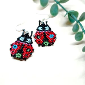Handgemachte Marienkäfer Perlen Ohrringe in Rot und Schwarz für einen Boho Stil - Insekt Ohrringe, Neuheit Ohrringe, Mädchen Schmuck