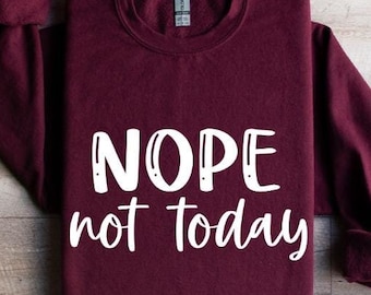 以下が含まれることがあります： 白文字で「NOPE not today」と書かれた、ワインレッドのトレーナーです。