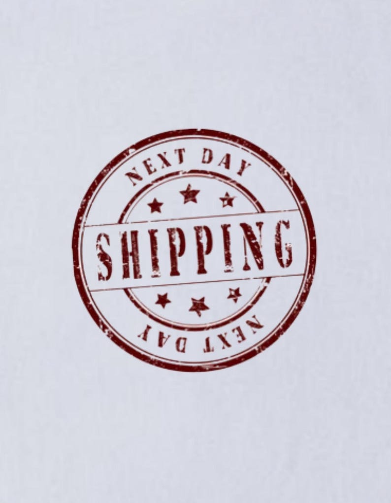Może przedstawiać: Czerwona gumowa pieczątka z napisem "Next Day Shipping" i czterema gwiazdkami wok&oacute;ł tekstu.