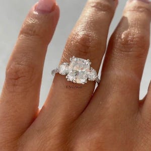 Anello di fidanzamento con taglio a cuscino da 3 ct – Accenti di diamanti laterali rotondi