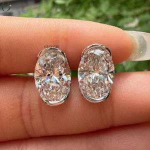 Ohrstecker mit ovalem Moissanit-Diamant in Halb- und offener Fassung
